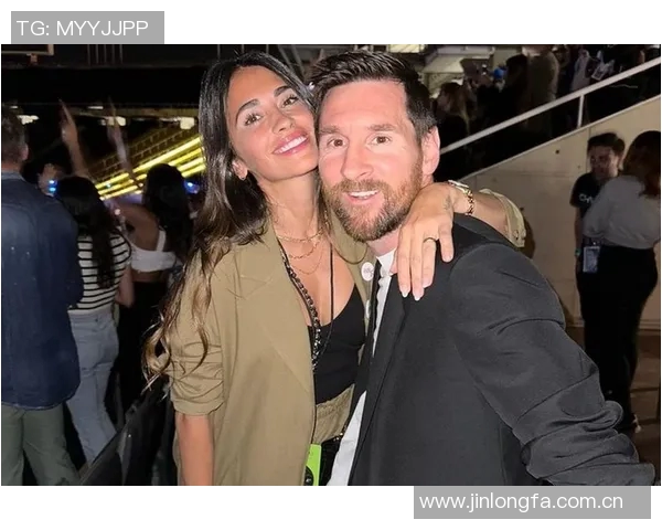 安东内拉社媒分享与梅西甜蜜合影为国家队加油助威