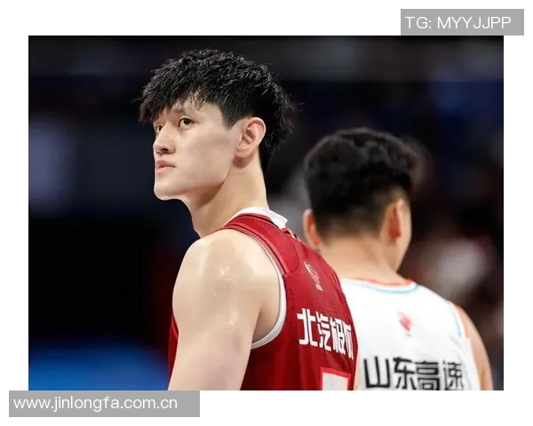 媒体人认为曾凡博不应被特别对待上场时间应适度减少