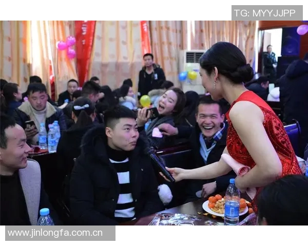 大球后退失足鞋子滑落意外摔倒引发全场哄笑的囧事