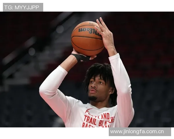 墨菲半场表现抢眼6投4中砍下13分4篮板三分球完美3中3助球队领先