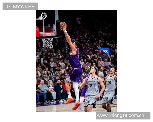 布克上半场表现出色17分钟内高效贡献13分5助攻2抢断助力球队攻防两端 布克上半场表现出色17分钟内高效贡献13分5助攻2抢断助力球队攻防两端