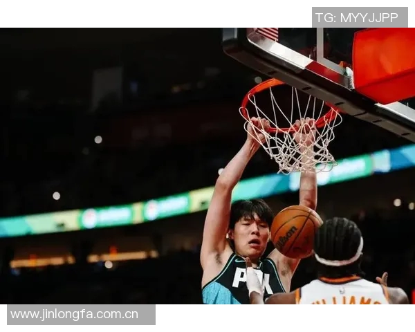 开拓者媒体人杨瀚森倒地为何裁判未暂停比赛关注球员安全 开拓者媒体人杨瀚森倒地为何裁判未暂停比赛关注球员安全